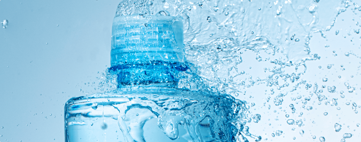 close-up-of-water-bottle-with-splashes-Z86GPE3 (2) (1)